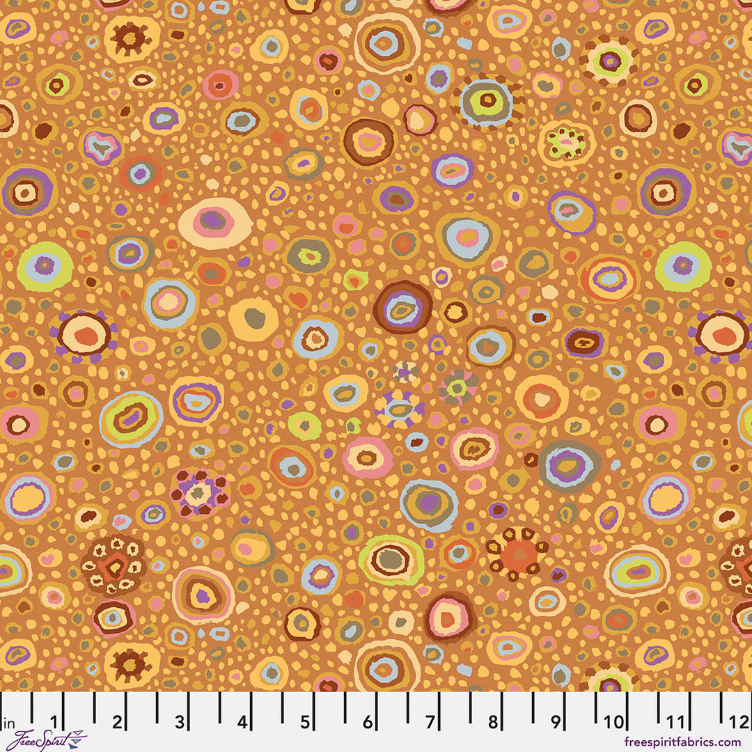 Kaffe Fassett Collective Roman Glass Gold GP01.GOLD puuvillakangas – oranssi pohja ja kirkkaat konsentriset ympyräkuviot sinisenä, keltaisena, oranssina. 