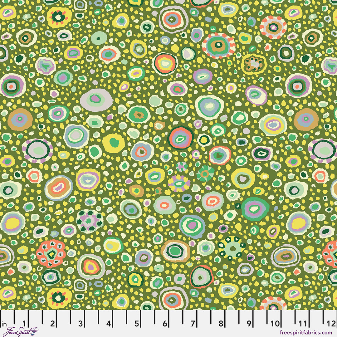 Kaffe Fassett Collective Roman Glass Leafy GP01.LEAFY puuvillakangas – vihreä pohja ja kirkkaat konsentriset ympyräkuviot vihreänä, valkoisena, oranssina. 
