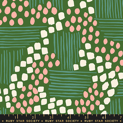Ruby Star Society Aerial View End Green -puuvillakangas, vihreällä pohjalla abstrakteja persikkaisia ja valkoisia pilkkuja sekä sinivihreitä viivoja, Reimagined Landscapes -kokoelmasta