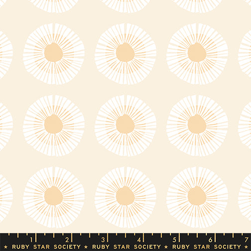 Vaalea Ruby Star Society Seaside Daisy Natural -puuvillakangas, geometrinen kukkakuvio luonnonvalkoisella ja vaalean okran sävyissä