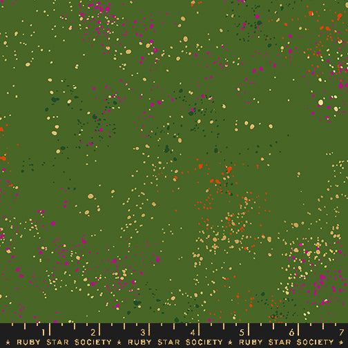 Ruby Star Society - Speckled RS5027-115M Sarah Green metaillinen puuvillakangas maaliroiske-tekstuurilla, suunniteltu Rashida Coleman-Halen toimesta.