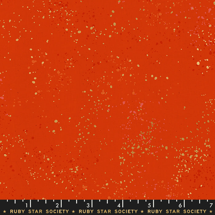 Ruby Star Societyn Speckled kokoelmasta RS5027-35M Warm Red metallinen puuvillakangas aaliroiske-tekstuurilla, suunniteltu Rashida Coleman-Halen toimesta.
