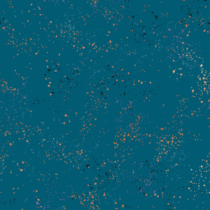 Ruby Star Society - Speckled RS5027-53M Teal metaillinen puuvillakangas maaliroiske-tekstuurilla, suunniteltu Rashida Coleman-Halen toimesta."