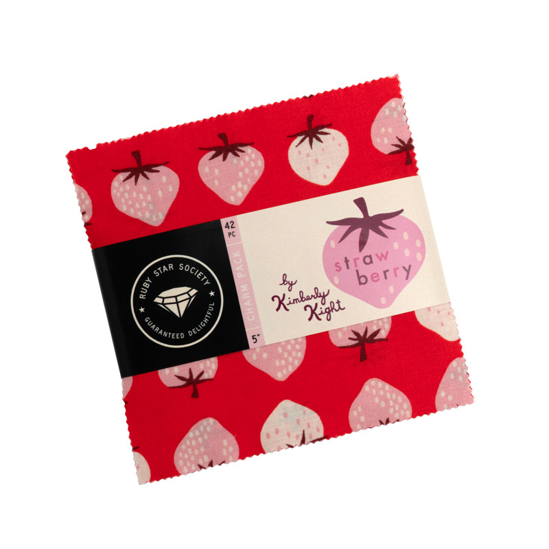 Ruby Star Society Strawberry 5" charm pack -kangasnippu, jossa 42 eriväristä mansikkakuosista puuvillaneliötä ympyräksi aseteltuna.