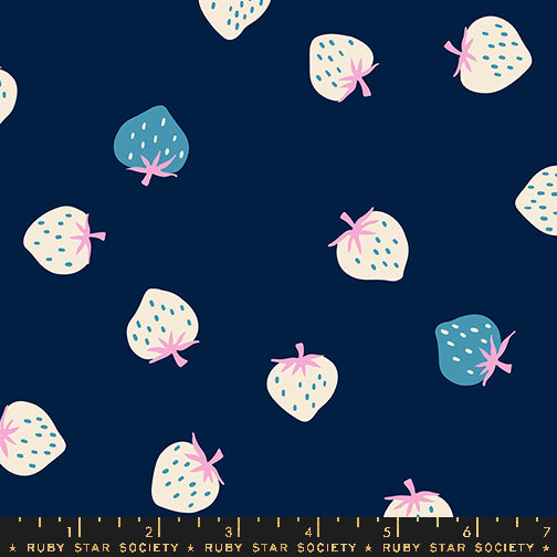 Ruby Star Society Strawberry Toss Navy -puuvillakangas mansikkakuvioilla