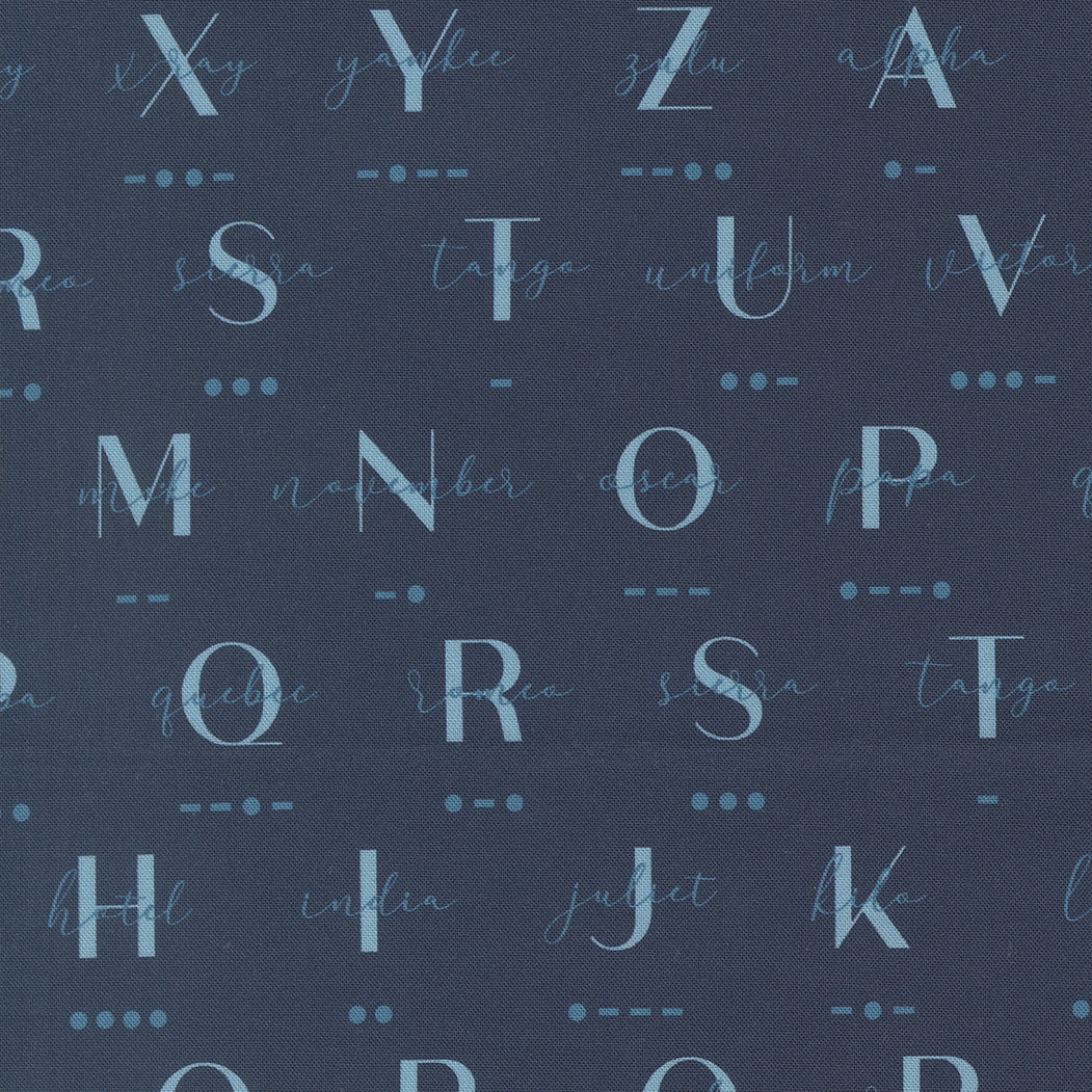Saridity High Flight Phonetic Morse Navy puuvillakangas, tummansininen pohja jossa aakkosia ja morsekoodikuvioita vaaleansinisen sävyissä.
