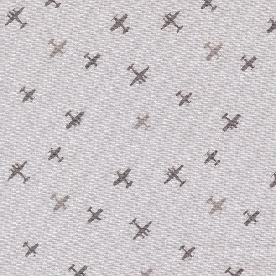 Sariditty High Flight 45064-21 Flight Path Smoke
harmaa lentokonekuvioinen puuvillakangas