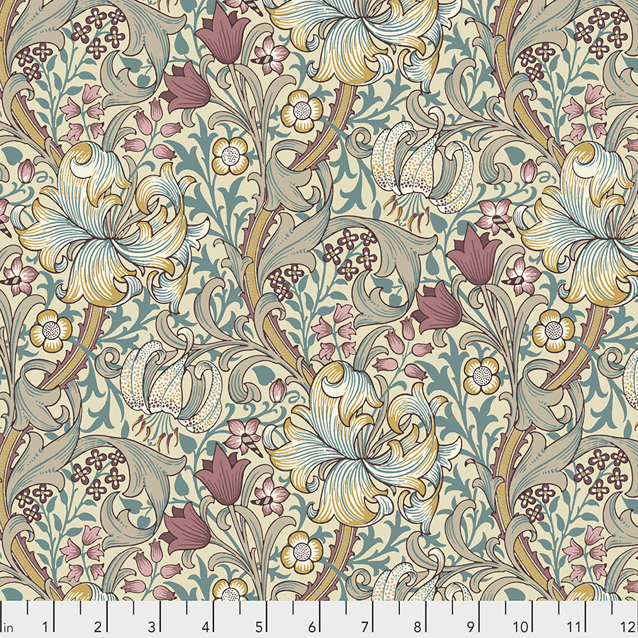 Original Morris & Co. Golden Lilly Dusk PWWM028.DUSK puuvillakangas – William Morrisin klassinen lilja- ja lehväkuosi vihreän, kullan ja luumun sävyissä.