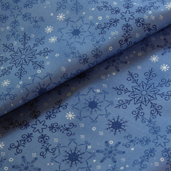 Vaaleansininen joulukangas, jossa hopeisia lumihiutaleita – Stof Fabrics We Love Christmas