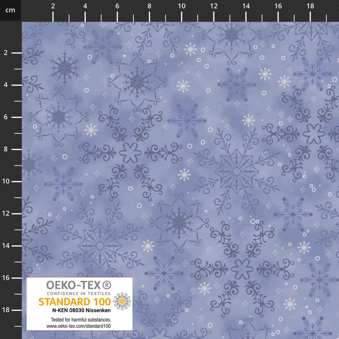 Vaaleansininen joulukangas, jossa hopeisia lumihiutaleita – Stof Fabrics We Love Christmas