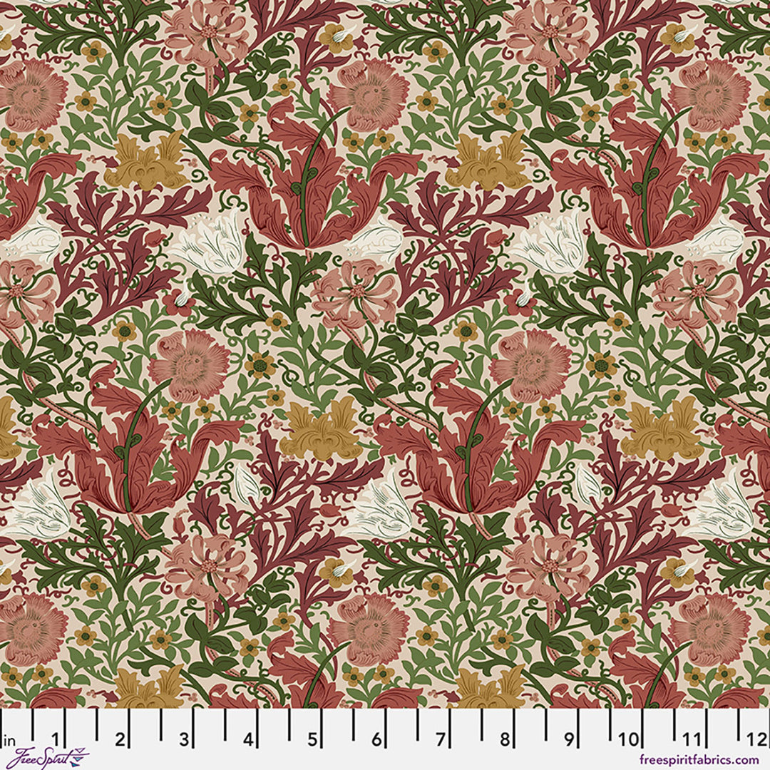 Original Morris & Co. Suffolk Holiday - Compton Rose -puuvillakangas, punaiset ja kultaiset kukat vihreällä lehdistöllä vaalealla pohjalla.