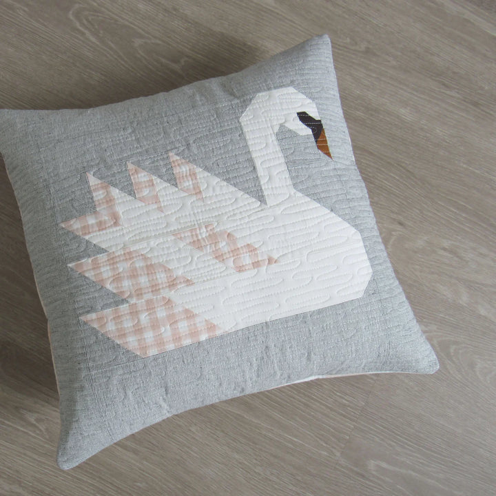 Tyyny, jossa valkoisia joutsenblokki Malli: Swan Lake – suunnittelija Elizabeth Hartman. 