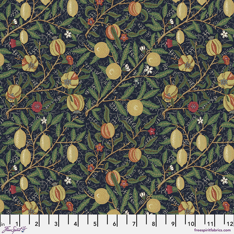 The Oxford Holiday Collection MED Fruit Ink puuvillakangas, Original Morris & Co. -kokoelman citruunakuvioinen kangas, tyylikäs ja ajaton puuvilla tilkkutöihin ja sisustukseen.