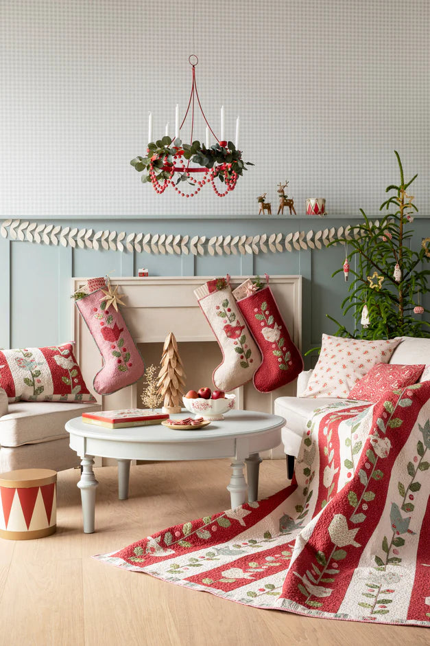 Tilda - Merry Little Christmas - Lapptäckeskit med vinterfåglar (Vinröd)