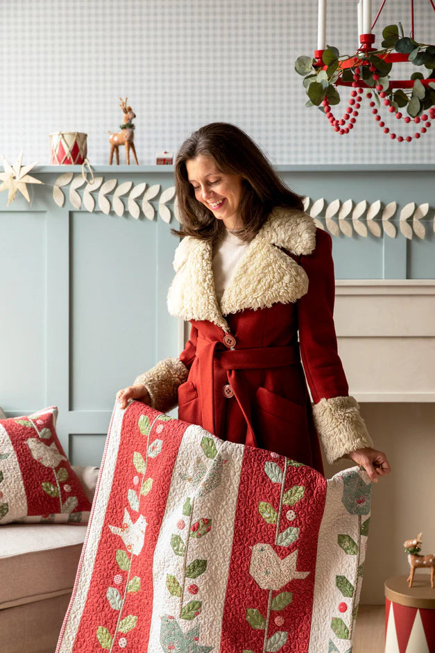 Tilda - Merry Little Christmas - Lapptäckeskit med vinterfåglar (Vinröd)