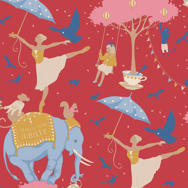 Tilda Jubilee Circus Life Jubilee Red puuvillakangas – sirkusteemainen punainen kuosi Tildan 25-vuotisjuhlamallistosta.