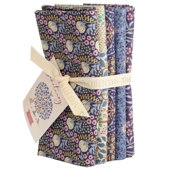 Tilda Sanctuary Fat Quarter -nippu Eggplant/Blue puuvillakankaita, syvät munakoison ja sinisen vivahteet.