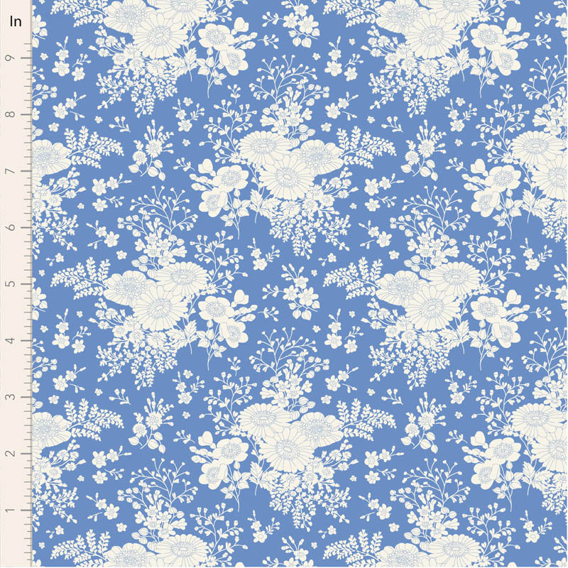 Tilda Something Blue Isolde Cornflower 100663 puuvillakangas, vaaleansininen tausta ja valkoisia kukkakuvioita.