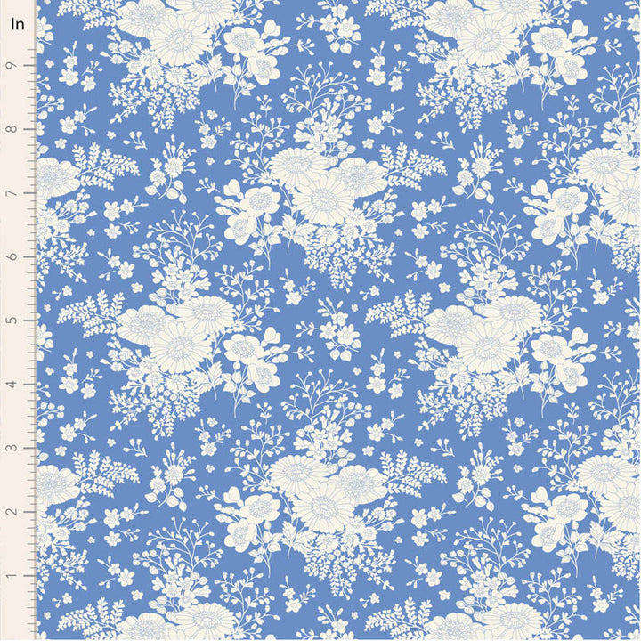 Tilda Something Blue Isolde Cornflower 100663 puuvillakangas, vaaleansininen tausta ja valkoisia kukkakuvioita.