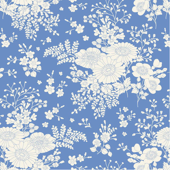Tilda Something Blue Isolde Cornflower 100663 puuvillakangas, vaaleansininen tausta ja valkoisia kukkakuvioita.