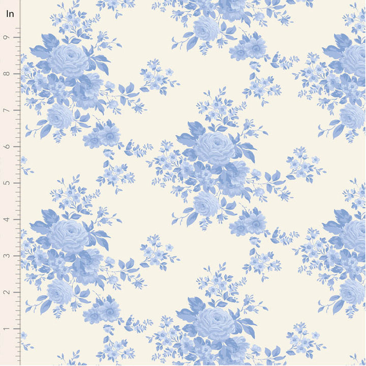 Tilda Something Blue Carol Pale Blue 100674 puuvillakangas, valkoinen tausta ja vaaleansinisiä kukkakimppuja eri sävyissä.