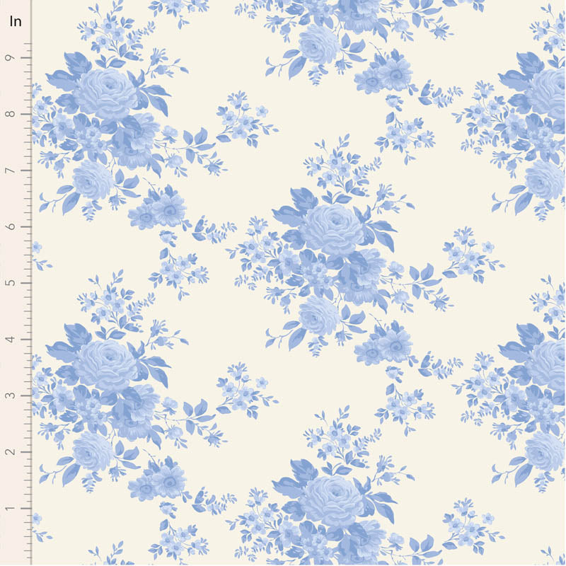 Tilda Something Blue Carol Pale Blue 100674 puuvillakangas, valkoinen tausta ja vaaleansinisiä kukkakimppuja eri sävyissä.