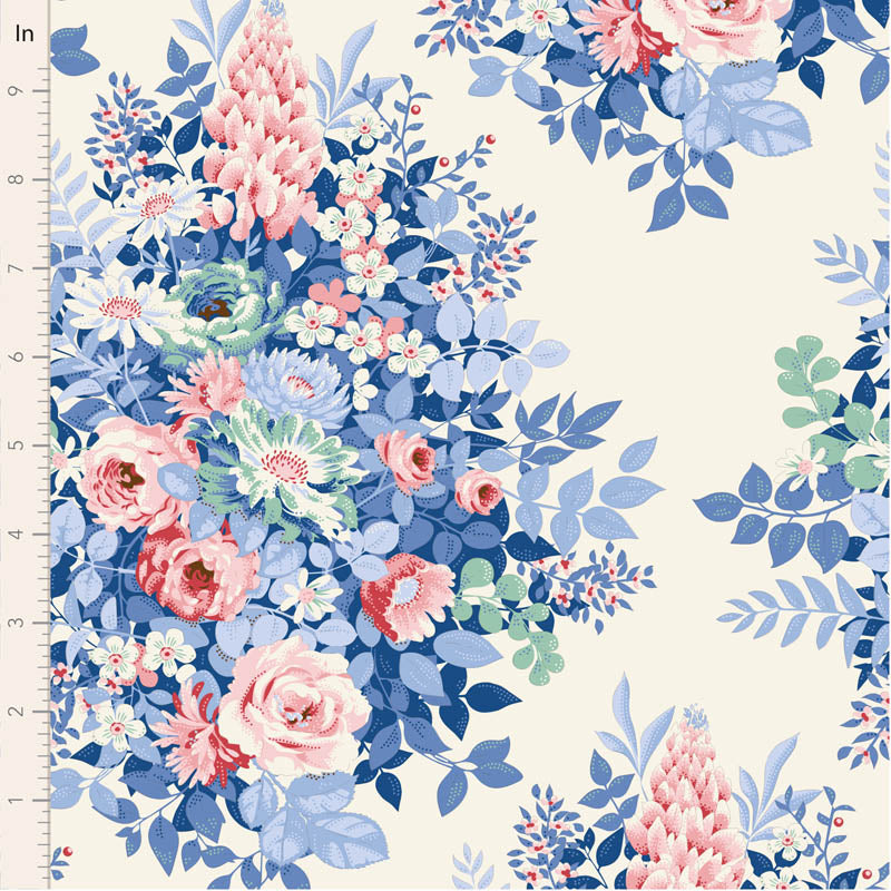 Tilda Something Blue Whimsyflower Cream 100665 puuvillakangas, valkoinen tausta ja suuria vaaleanpunaisia sekä sinisiä kukkia.