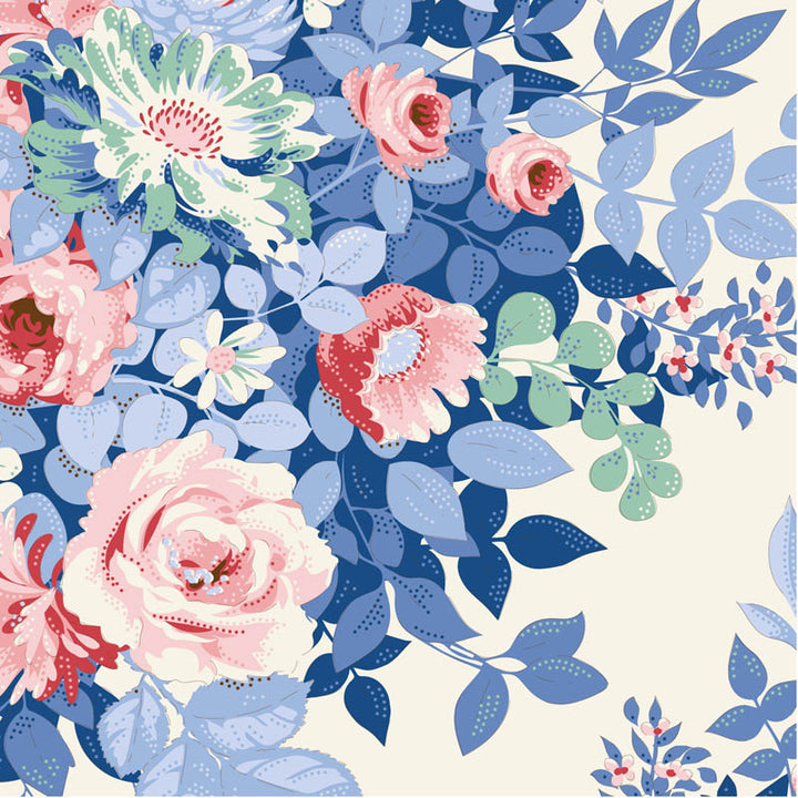 Tilda Something Blue Whimsyflower Cream 100665 puuvillakangas, valkoinen tausta ja suuria vaaleanpunaisia sekä sinisiä kukkia.