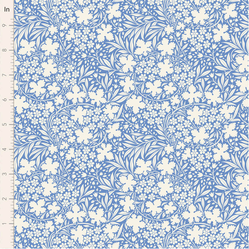 Tilda Something Blue Bushbloom Blue 100668 puuvillakangas, valkoinen tausta ja pieniä kukkia sekä lehtiä.