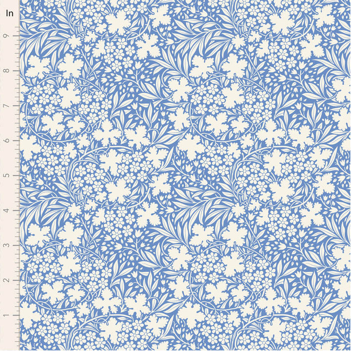Tilda Something Blue Bushbloom Blue 100668 puuvillakangas, valkoinen tausta ja pieniä kukkia sekä lehtiä.