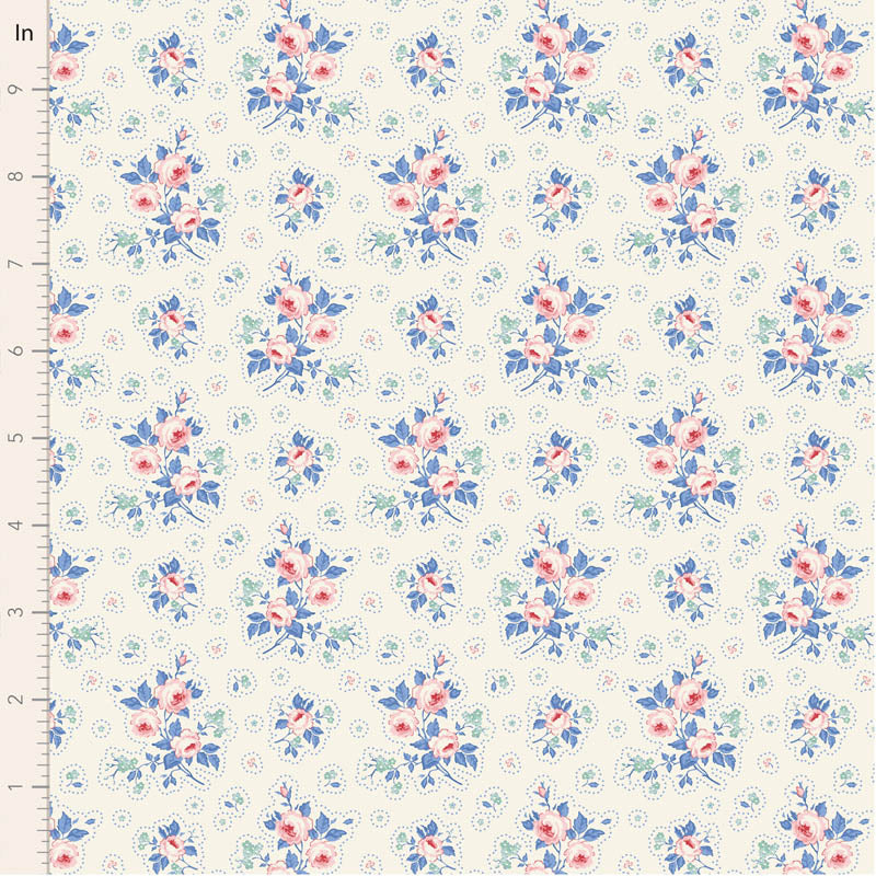 Tilda Something Blue First Kiss Cream 100669 puuvillakangas, valkoinen tausta ja vaaleanpunaisia ruusukimppuja.