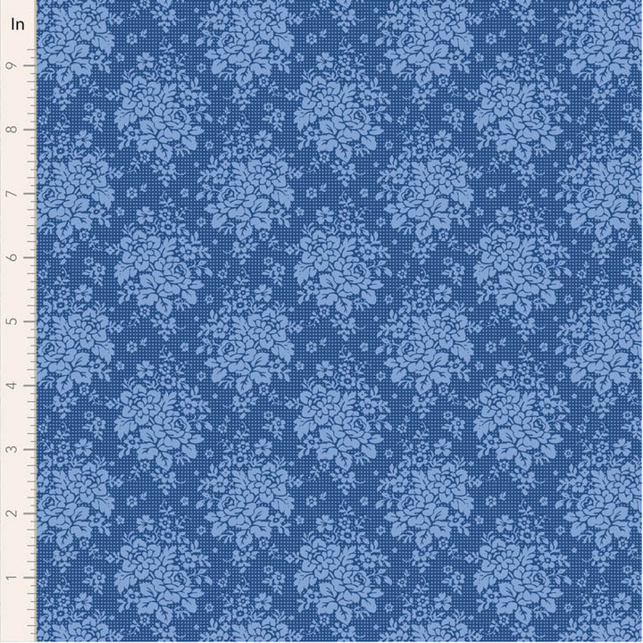 Tilda Something Blue Picknic Denim 100676 puuvillakangas, tummansininen tausta ja vaaleansiniset kukkakimput.