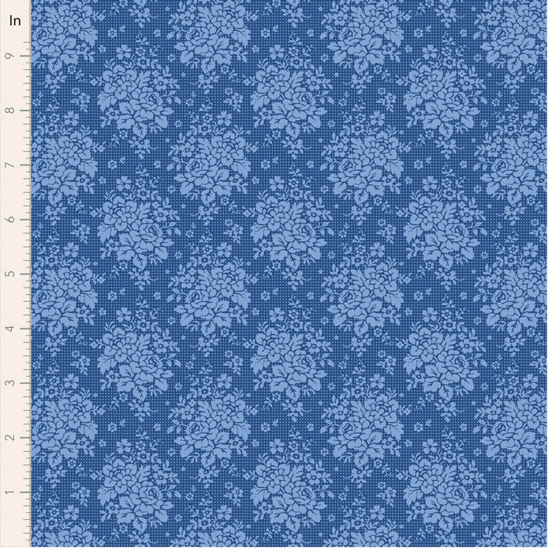 Tilda Something Blue Picknic Denim 100676 puuvillakangas, tummansininen tausta ja vaaleansiniset kukkakimput.