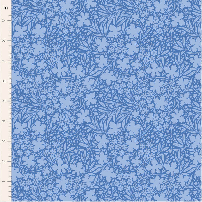 Tilda Something Blue Bushbloom Cornflower 100678 puuvillakangas, sininen tausta ja pieniä kukkia sekä lehtiä.