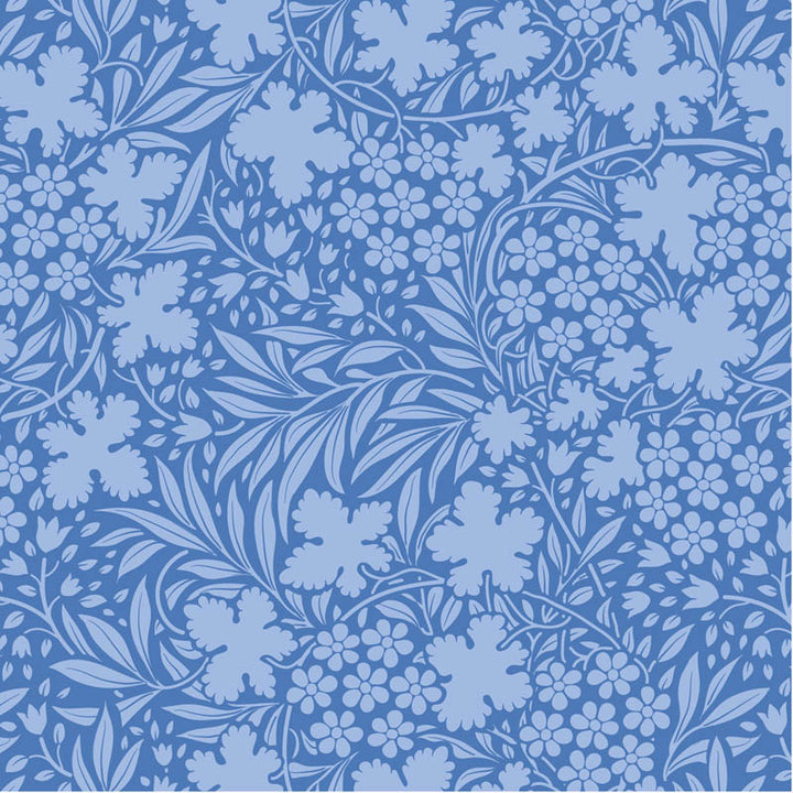 Tilda Something Blue Bushbloom Cornflower 100678 puuvillakangas, sininen tausta ja pieniä kukkia sekä lehtiä.