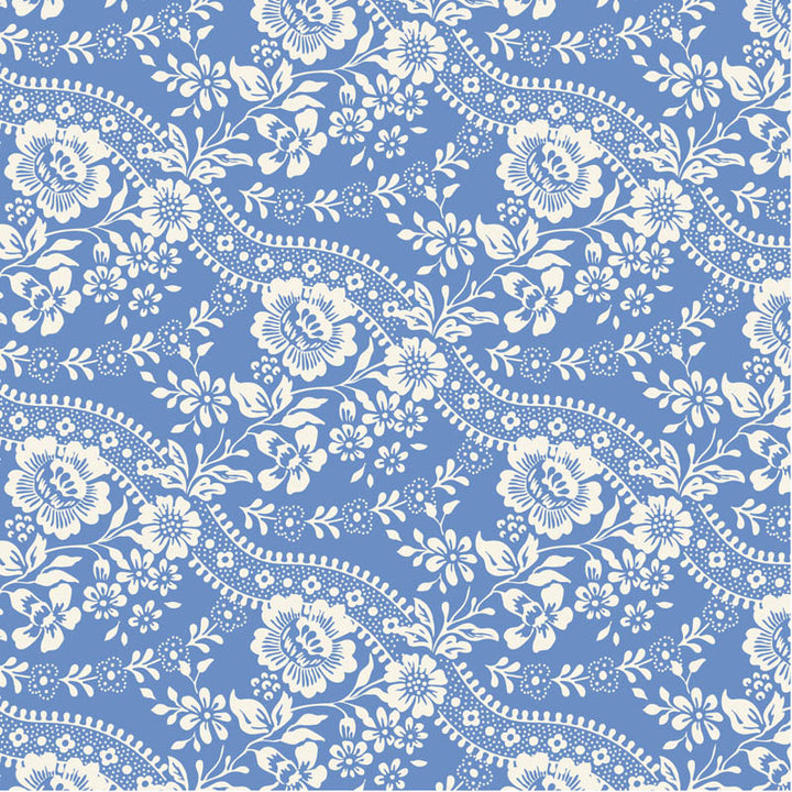 Tilda Something Blue Celeste Blue 110165 puuvillakangas, vaalenasininen tausta ja pitsimäinen kukkakuvio.