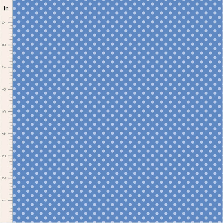 Tilda Something Blue Dorothy Blue 110166 puuvillakangas, sininen tausta ja vaaleansiniset pilkut.