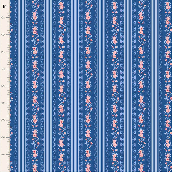 Tilda Something Blue Claramay Denim 110167 puuvillakangas, siniset raidat ja vaaleanpunaisia ruusuja.