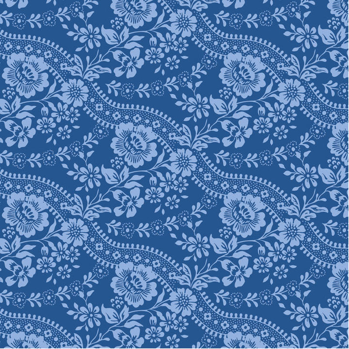 Tilda Something Blue Celeste Denim 110168 puuvillakangas, sininen tausta ja pitsimäinen kukkakuvio.