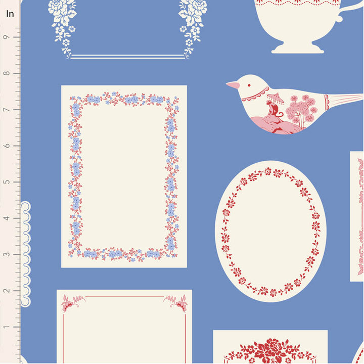 Tilda Something Blue 110173 Labels & Ornaments Blue puuvillakangas, sininen tausta ja koristeellisia kehyksiä sekä lintuaiheita.