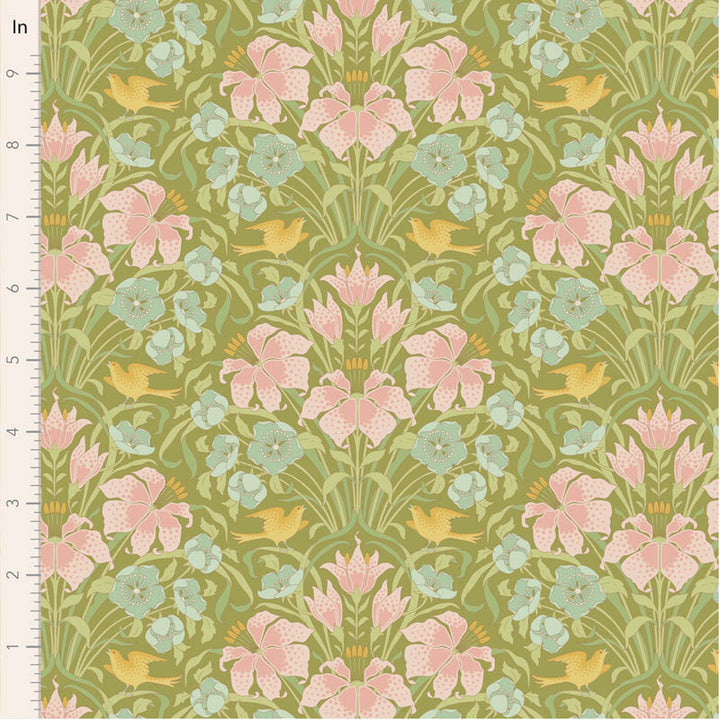 Tilda Songbird 100649 Songbird Green puuvillakangas, vaaleanpunaisia ja vihreitä kukkia sekä pieniä lintuja vihreällä taustalla.