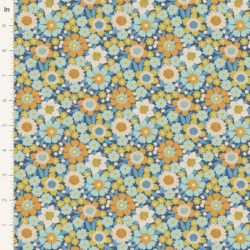 Tildan Wallflower-kokoelman Lauren Blue -kangas: pieniä kukkakuvioita lämpimän sävyisellä, täydellinen käsitöihin.