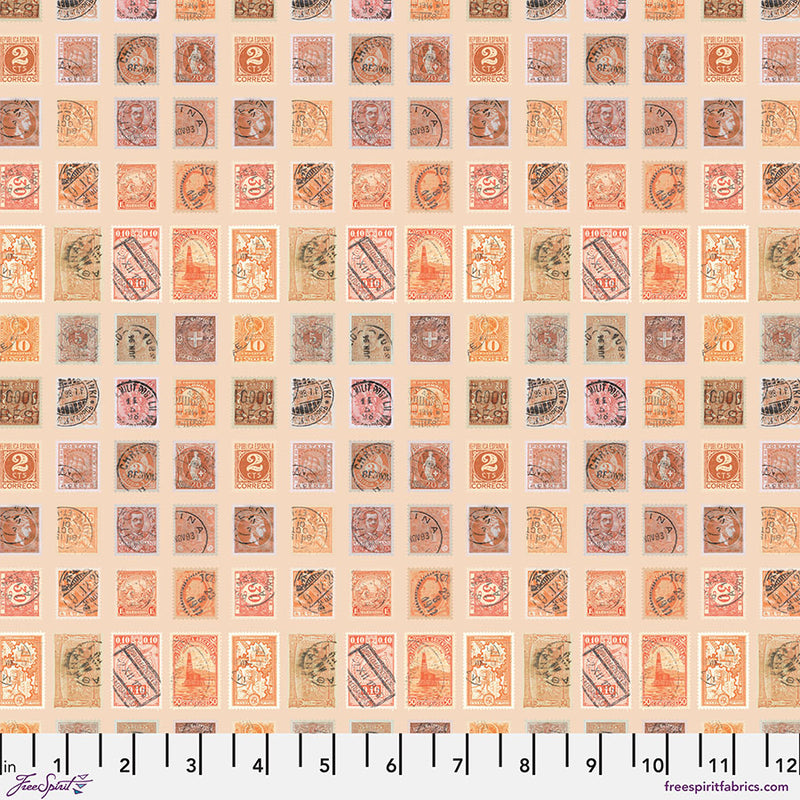 Tim Holtz Eclectic Elements/Palette Orange Stamps puuvillakangas, jossa vintage-tyylisiä postimerkki-kuvioita ja lämpimät oranssit ja ruskeat sävyt.