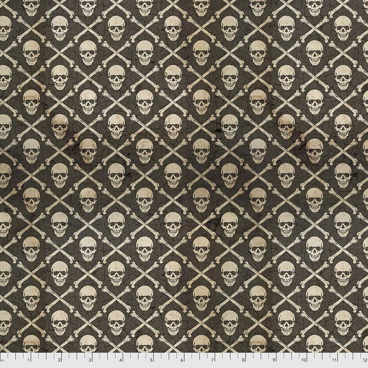 Tim Holtz Regions Beyond Crossbones Black puuvillakangas, pääkallo- ja ristiluukuviolla mustalla taustalla.