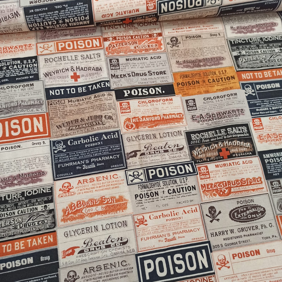Tim Holtz Regions Beyond Apothecary Multi -puuvillakangas, jossa värikkäitä vanhoja apteekki- ja myrkkyetikettejä vintage-tyyliin.