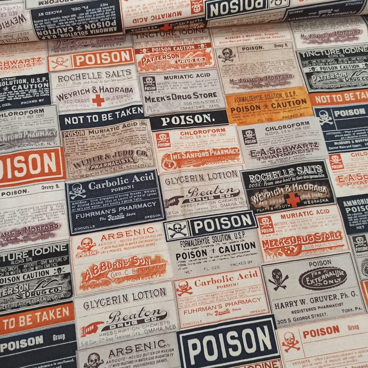 Tim Holtz Regions Beyond Apothecary Multi -puuvillakangas, jossa värikkäitä vanhoja apteekki- ja myrkkyetikettejä vintage-tyyliin.