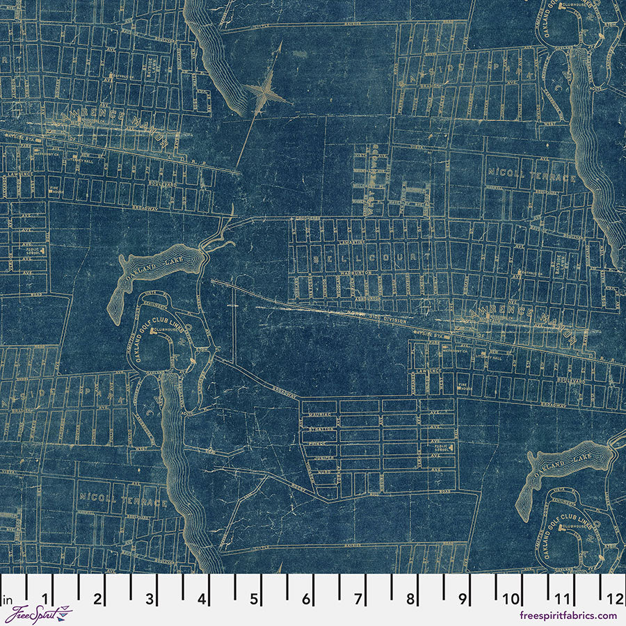 Tim Holtz - Palette Blue Map PWTH283.BLUE puuvillakangas, syvän sininen tausta karttakuviolla.