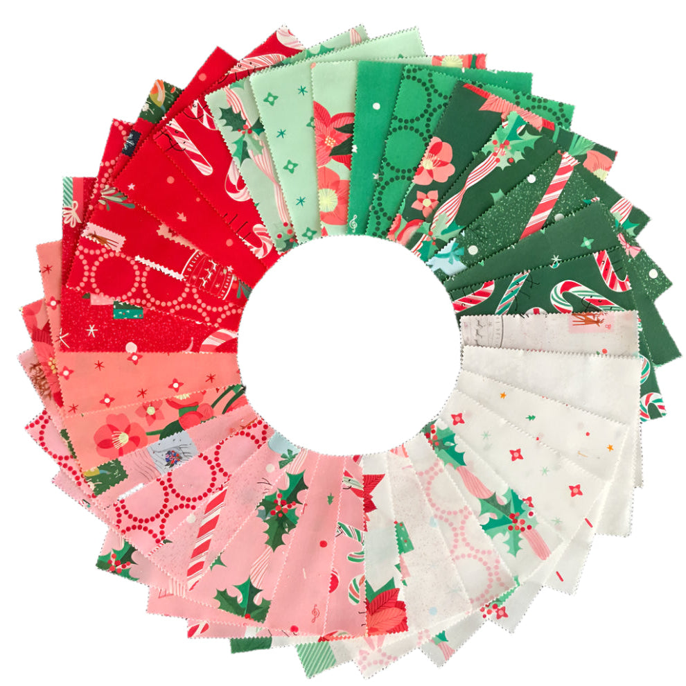 Lizzy House Tiny Christmas 5" charm pack -kangasnippu, jossa punaisia, vihreitä ja vaaleanpunaisia jouluaiheisia puuvillaneliöitä ympyrämuodossa.