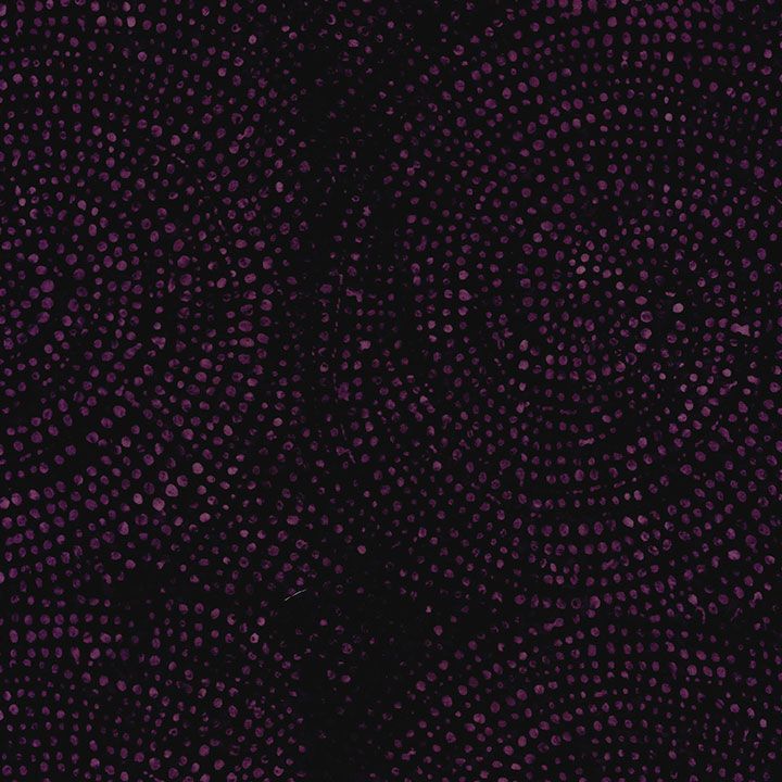 Tonga Batiks Chateau Dotty Spiral Crush B2336 -batiikkikangas, tumma luumu-musta puuvillakangas spiraalimaisella pistekuviolla.