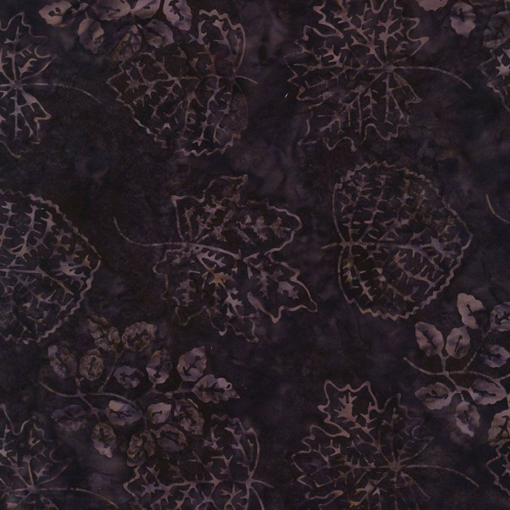 Tonga Batiks Chateau Fall Leaves Cabernet B3925 -batiikkikangas, tumma cabernet-luumun sävyinen puuvillakangas lehtikuviolla.